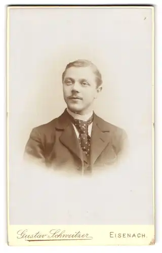 Fotografie Gustav Schweitzer, Eisenach, Querstrasse 3, Eleganter junger Herr mit Krawatte und Schnurrbart