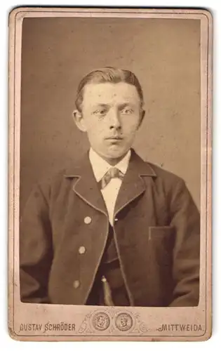 Fotografie Gustav Schröder, Mittweida, Rochlitzer-Strasse 234, Junger Mann im Anzug mit zurückgekämmtem Haar