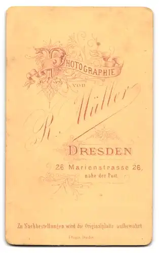 Fotografie R. Müller, Dresden, Marienstrasse 26, Bürgerlicher mittleren Alters im Anzug mit Siegelring