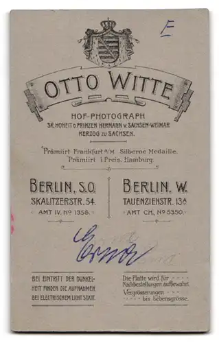 Fotografie Otto Witte, Berlin, Skalitzer-Str. 54, Kleinkind mit Schmuck auf einem Tierfell
