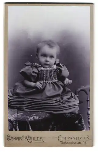 Fotografie Oskar Köhler, Chemnitz, Johannisplatz 16, Kleinkind mit grossen Augen im Rüschenkleid