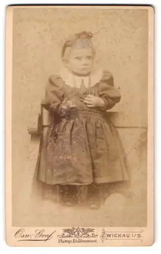 Fotografie Oswald Graf, Zwickau, Kaiser Wilhelm-Platz, Kleinkind mit Perlenkette und Rüschenkragen