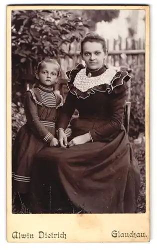 Fotografie Alwin Dietrich, Glauchau, Junge Mutter mit ihrer Tochter im Garten