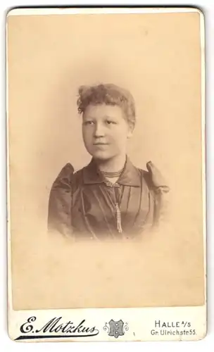 Fotografie E. Motzkus, Halle, Gr. Ullrichstr. 55, Hübsche Frau mit Locken und Halsschmuck