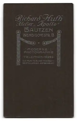 Fotografie Richard Huth, Bautzen, Wendische Str. 13, Lächelnde Bürgerliche mit Hochsteckfrisur und langer Kette