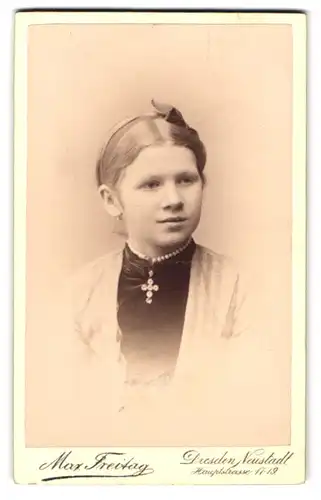 Fotografie Max Freitag, Dresden Neustadt, Hauptstrasse 17-19, Junge Frau mit Schleife im Haar und Perlenkragen