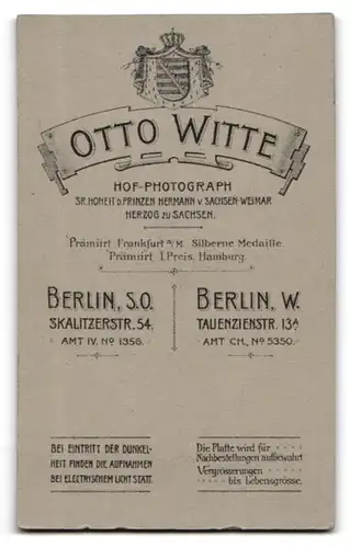 Fotografie Otto Witte, Berlin, Skalitzer-Str. 54, Eleganter junger Herr mit Ansteckblume und Buch