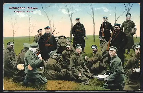 AK Gefangene Russen in Uniform, Gewehr, Kriegsjahr 1914-15