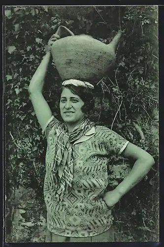 AK Jeune Basquaise portant sa cruche d`eau