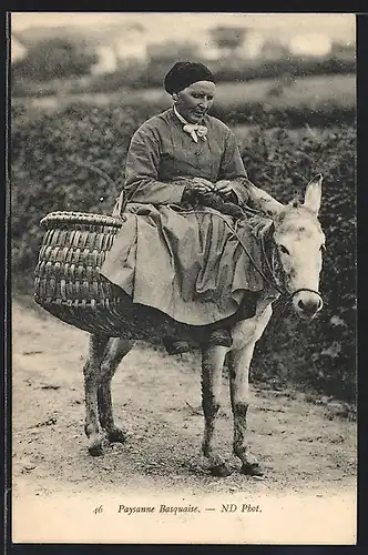 AK Betagte Dame beim Stricken auf Esel aus dem Baskenland / Basques