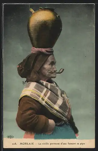 AK Morlaix, Tracht Bretagne, vieille porteuse d`eau fumant sa pipe