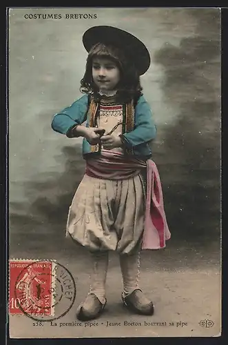 AK La première pipée, jeune Breton bourrant sa pipe