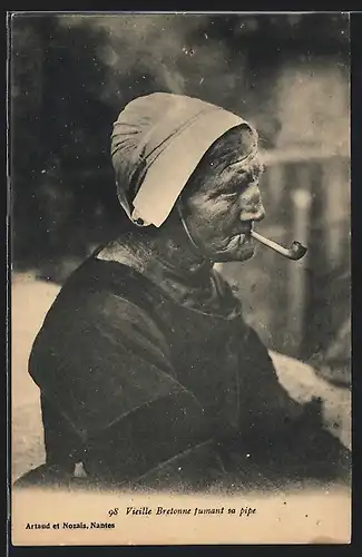 AK Vieille Bretonne fumant sa pipe