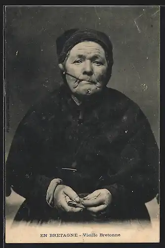AK Vieille Bretonne fumant sa pipe