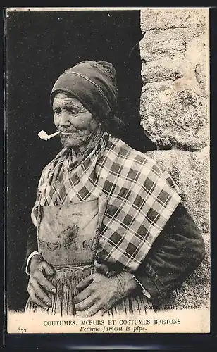 AK Femme fumant la pipe, Alte Bretonin in Tracht raucht ihre Pfeife