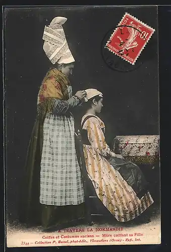 AK Normandie, Coiffes et Costumes anciens, Mére coiffant sa fille