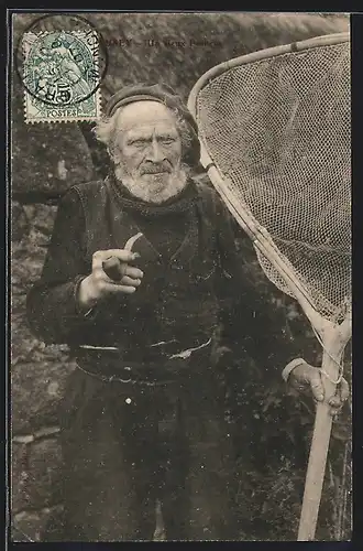 AK Îles Chausey, Älterer Fischer mit Tabakspfeife und Kescher