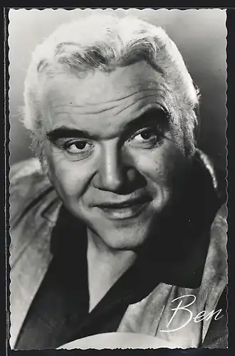 AK Schauspieler Lorne Greene als Ben Cartwright lächelnd über Schulter schauend