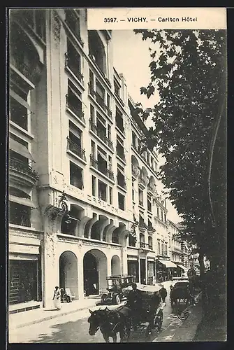 AK Vichy, Carlton Hôtel, fiacres devant l`hôtel