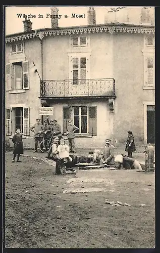 AK Pagny, Soldaten vor einem Gebäude, Frauen beim Wäsche waschen