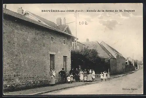 AK Bruyères-sur-Oise, Entrée de la ferme de M. Dupont