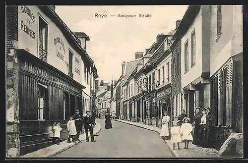 AK Roye, Amienser Strasse mit Geschäften