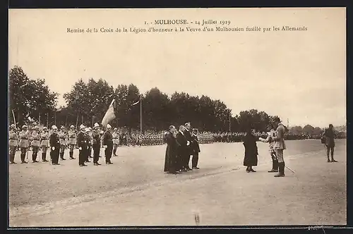 AK Mulhouse, Remise de la Croix de la Légion d`honneur à la Veuve d`un Mulhousien fusillé par les Allemands