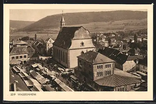 AK Wasselnheim, Teilansicht mit Marktbetrieb und Kirche aus der Vogelschau