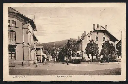 AK Schirmeck, Bahnhofstrasse mit Turm, von der Kreuzung gesehen