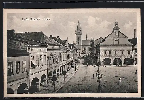AK Dvur Králové n. Lab., Strassenpartie mit Kirche und Hotel Smidt