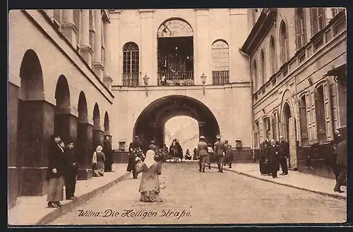 AK Wilna, Die Heiligen-Strasse mit Passanten