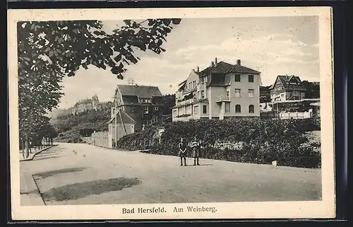 AK Bad Hersfeld, Strasse am Weinberg mit Kindern