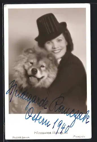 AK Opernsängerin Hildegarde Ranczak mit Hund, mit original Autograph