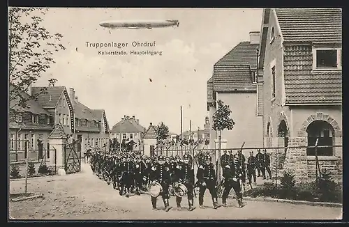 AK Ohrdruf, Zeppelin über dem Haupteingang zum Truppenlager in der Kaiserstrasse, Marschkapelle