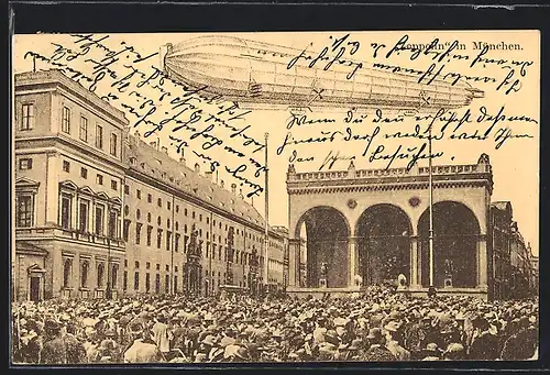 AK Müchen, Zeppelin über einer Versammlung