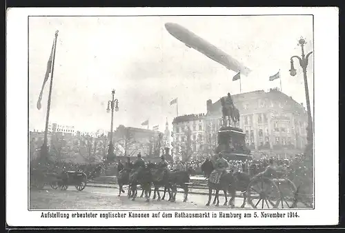 AK Hamburg, Aufstellung erbeuteter englischer Kanonen auf dem Rathausmarkt, darüber ein Zeppelin, 5.11.1914