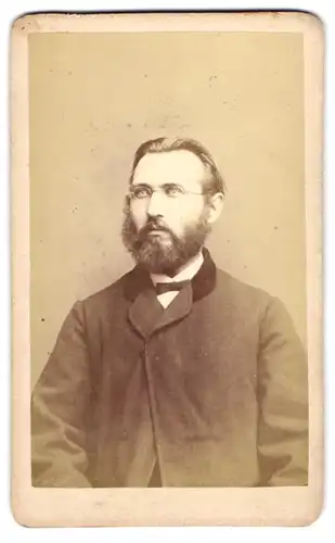 Fotografie G. Schmid, Urach, Eleganter Herr mit Vollbart u. Brille