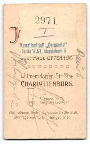 Fotografie Gebrüder Jacob, Charlottenburg, Wilmersdorfer-Str. 55 /56, Kleinkind in dunklem Kostüm mit Schäfchen