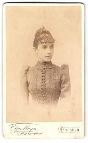 Fotografie Otto Mayer, Dresden, Pragerstrasse 40, Hübsche junge Dame mit Hochsteckfrisur in tailliertem Kleid