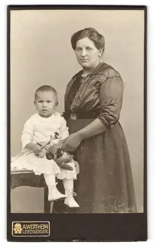 Fotografie A. Wertheim, Berlin, Leipzigerstr., Mutter in elegantem Kleid mit schielendem Kind