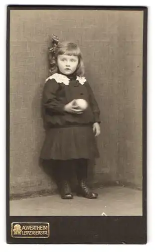 Fotografie A. Wertheim, Berlin, Leipzigerstr., Mädchen mit Haarschleife und Spielball