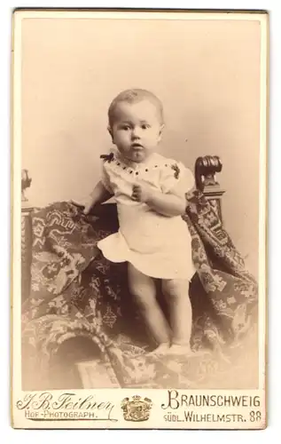 Fotografie Jean Baptiste Feilner, Braunschweig, Südl. Wilhelmstr. 88, Kleinkind im Kleid mit dicken Backen