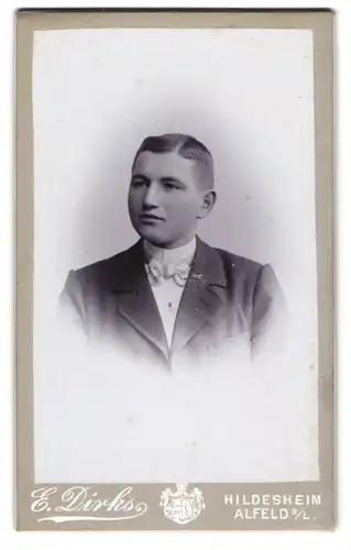 Fotografie E. Dirks, Hildesheim, Leinstrasse 24, Eleganter junger Herr mit rundem Gesicht u. Fliege