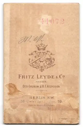 Fotografie Fritz Leyde & Co, Berlin, Unter den Linden 59, Junges Paar in eleganter Kleidung