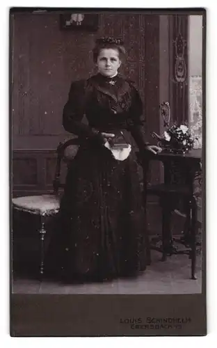 Fotografie Louis Schindelheim, Ebersbach i. S., Junge Bürgerliche in tailliertem Kleid mit Kopfschmuck
