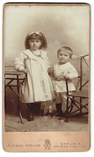 Fotografie Globus Atelier, Berlin, Oranien-Str. 52 /55, Mädchen mit Haarschleife hält die Hand des kleinen Bruders