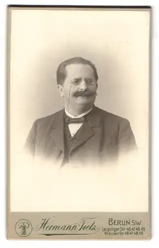 Fotografie Hermann Tietz, Berlin, Leipziger Str. 46-49, Eleganter Herr mit Schnauzbart u. Kneifer