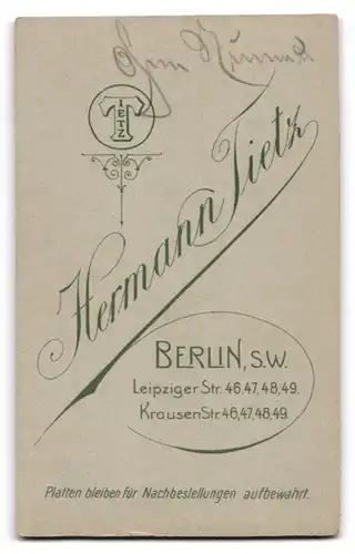 Fotografie Hermann Tietz, Berlin, Leipziger Str. 46-49, Eleganter Herr mit Schnauzbart u. Kneifer