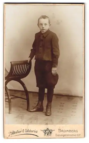 Fotografie Atelier Viktoria, Bromberg, Danzigerstrasse 157, Junge in schlichter Kleidung mit Mütze