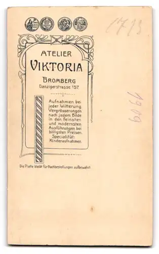 Fotografie Atelier Viktoria, Bromberg, Danzigerstrasse 157, Junge in schlichter Kleidung mit Mütze